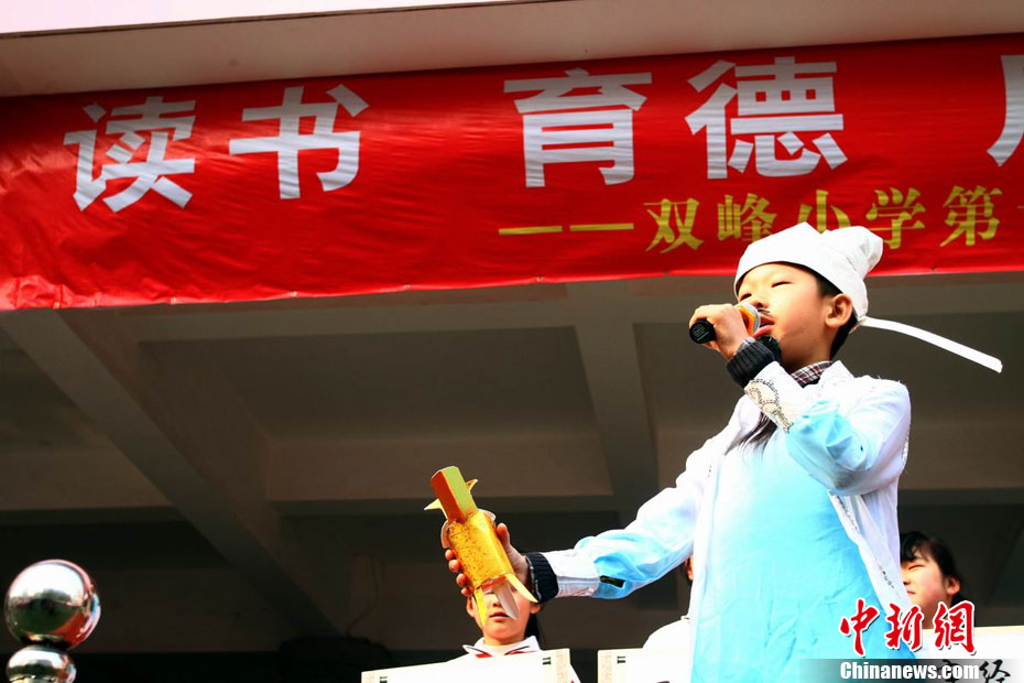 江西小学生扮历史人物倡导多读书