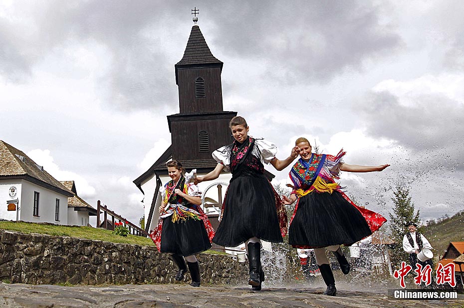 匈牙利复活节美女被泼水-中新网