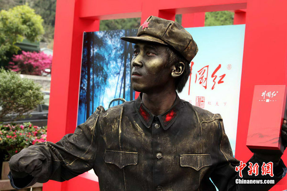 井冈山国际杜鹃花节上,一场活灵活现的"行为艺术"在此间举行,三名年轻