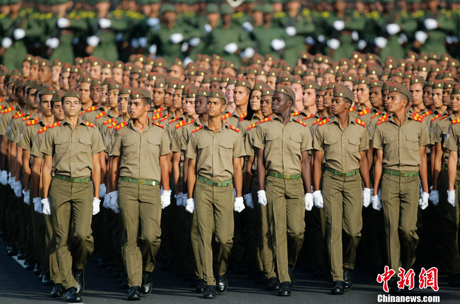 古巴举行盛大阅兵游行