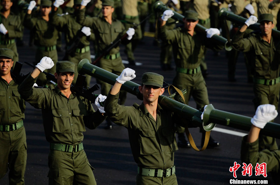 古巴举行盛大阅兵游行
