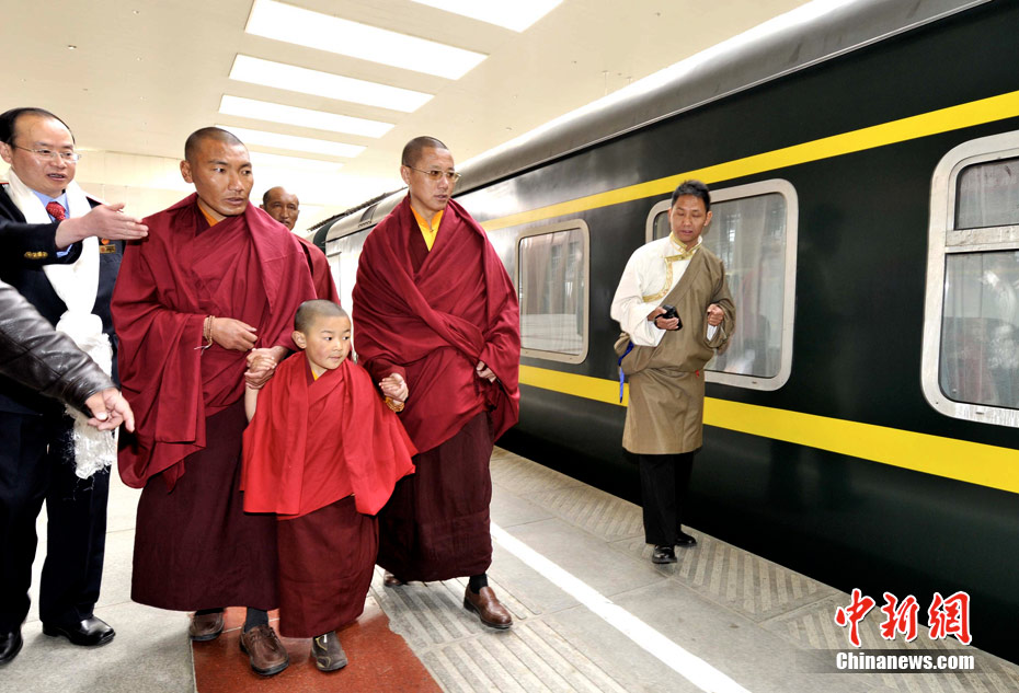第六世德珠加羊西绕班典活佛前往哲蚌寺礼佛