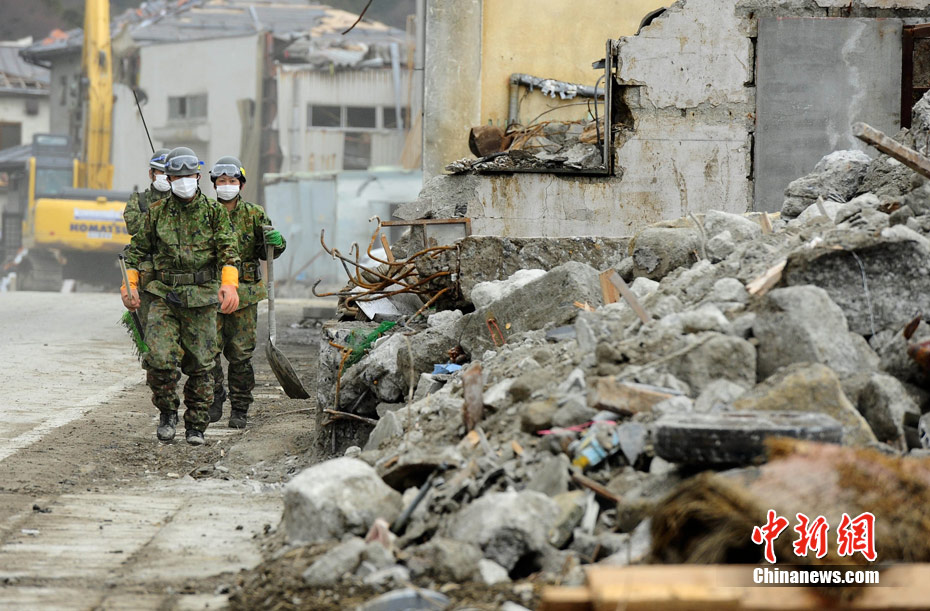 日本自卫队员参与地震海啸灾后重建