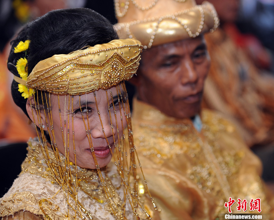 印尼200对新人举行集体传统婚礼