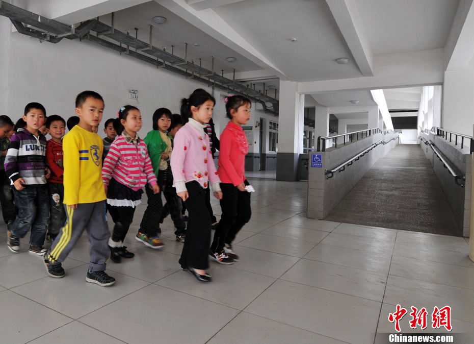 汶川地震三周年都江堰友爱学校残健融合共享友爱