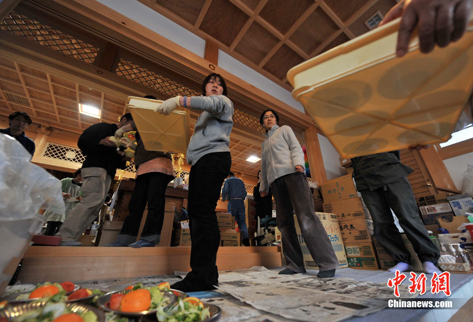幸存者在日本净念寺避难——组织起来定时送饭