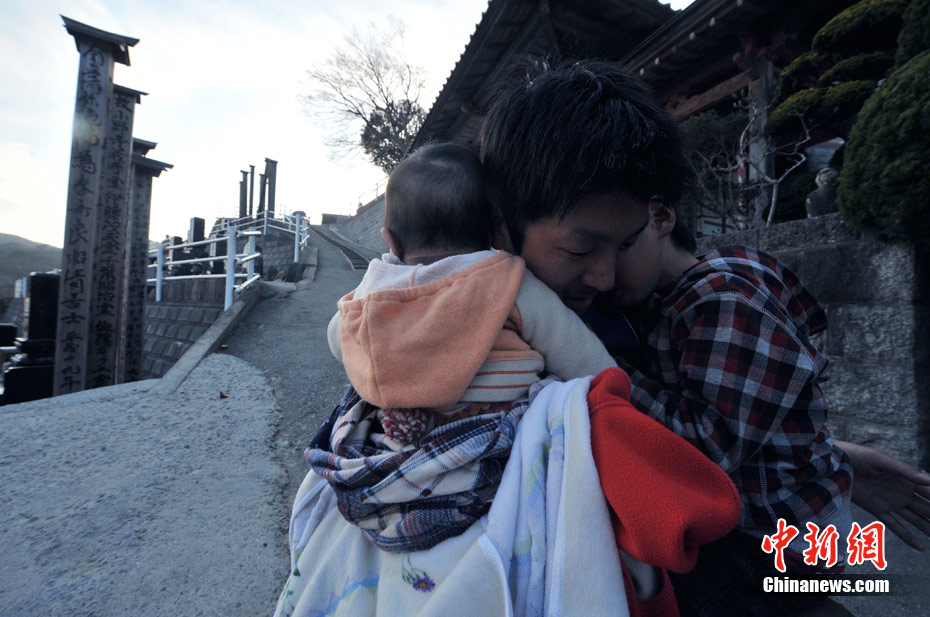 幸存者在日本净念寺避难——失去家园的父子