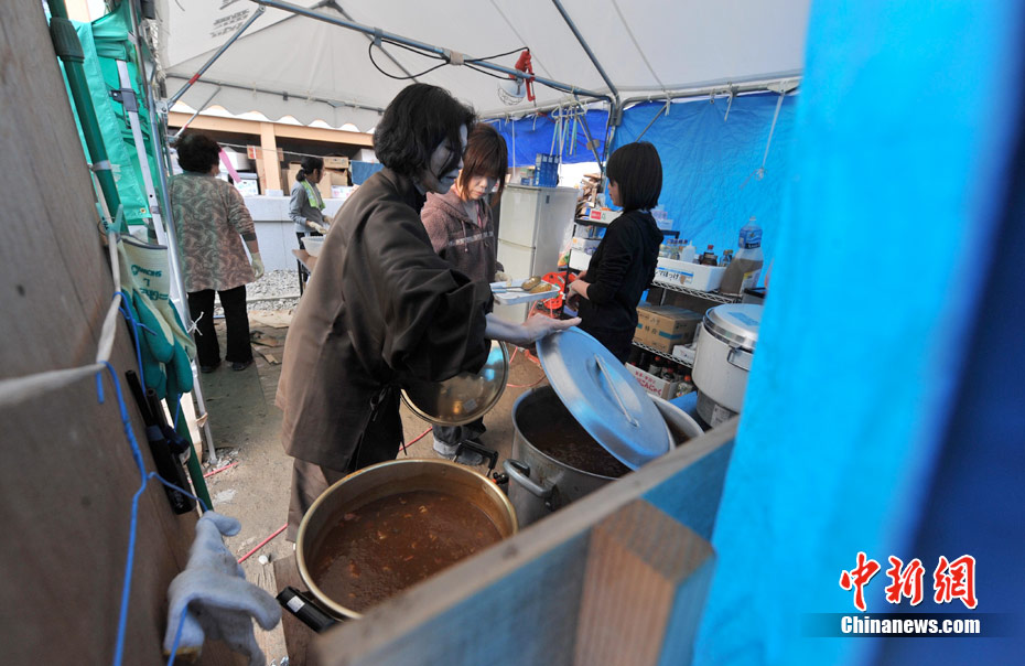 幸存者在日本净念寺避难——母亲们在帐篷里做饭