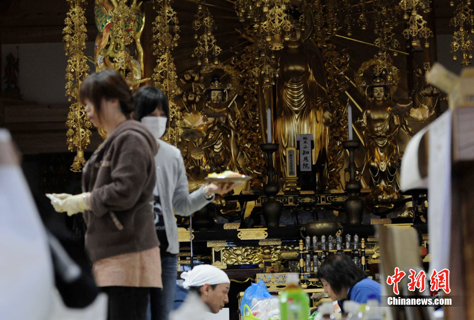 幸存者在日本净念寺避难——佛像前互助互爱