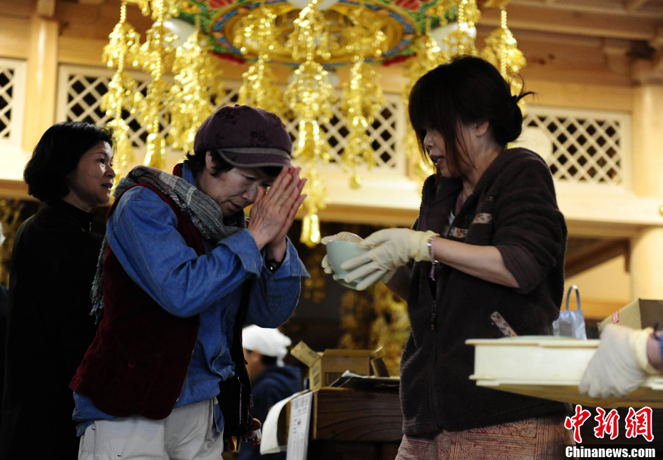 日本避难所里的生活——灾民领取晚餐