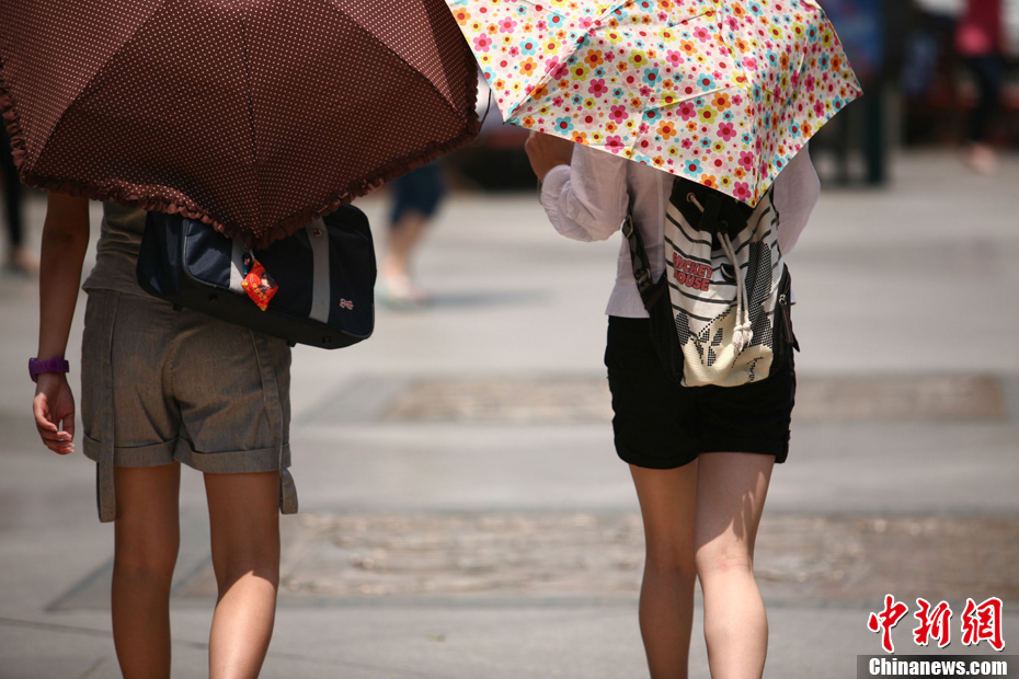 成都气温持续攀升夏日时装秀街头上演