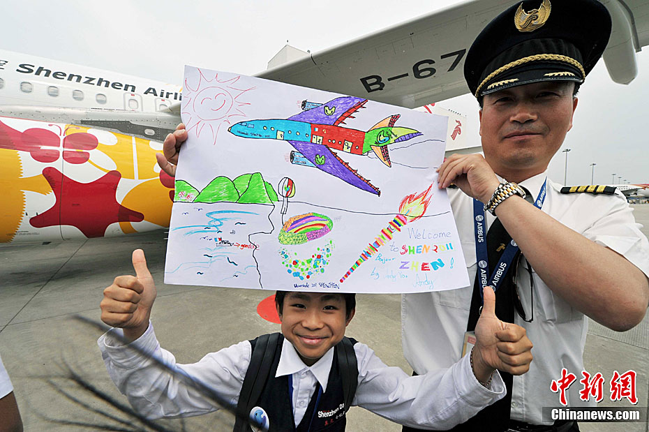 深航第三架"大运号"彩绘飞机飞抵深圳