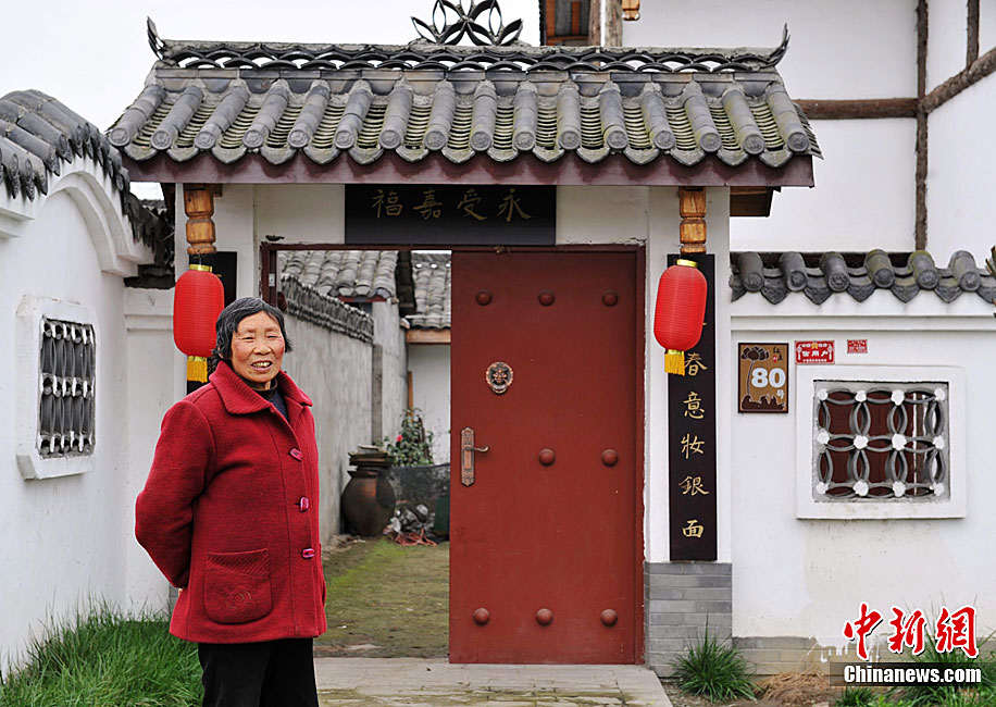 一栋栋漂亮的川西风格民居散落田间,构成一幅美丽的乡村风情画,村里