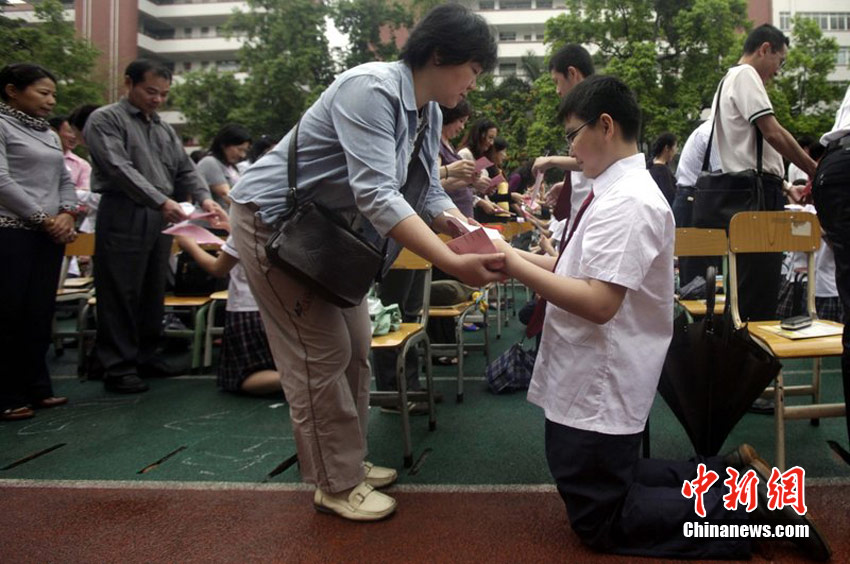 广州一中学组织学生集体向父母下跪
