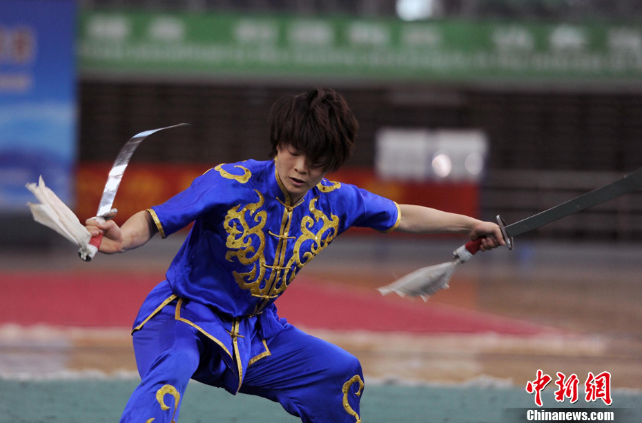 香港耿晓灵新疆国际武术邀请赛展双刀技艺