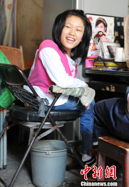 高位瘫痪女孩修车铺里自学古筝