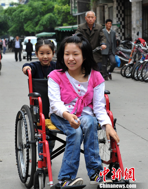 高位瘫痪女孩修车铺里自学古筝