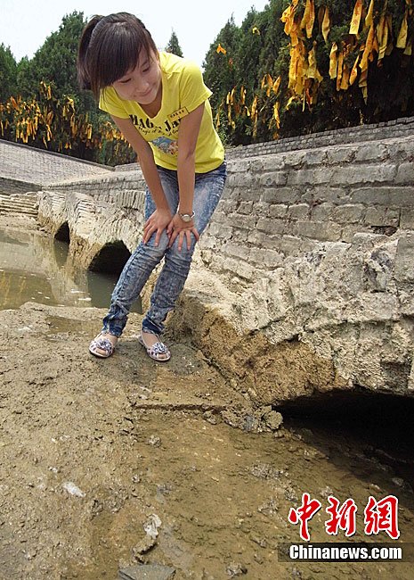 沉睡于洪泽湖水下300年之久的明代第一陵——明祖陵外罗城墙露出水面