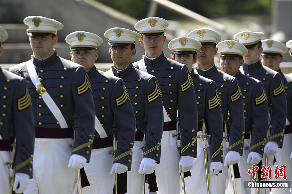 美国西点军校举行毕业典礼