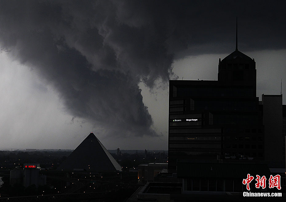美国遭强风暴天气城市上空黑云压境