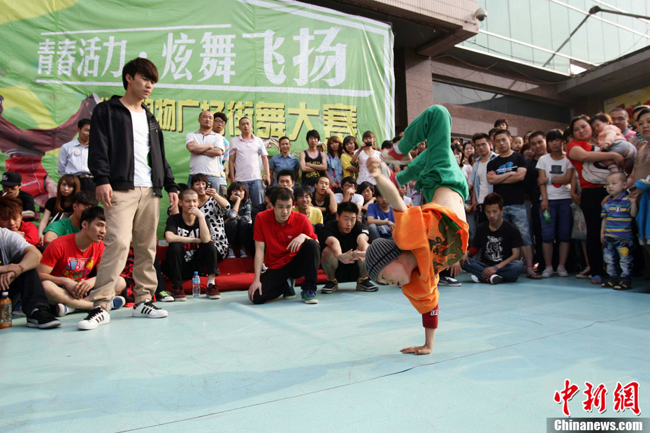 太原青年街头街舞斗秀青春无限