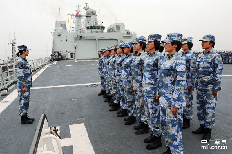 海军陆战队女兵登大舰赴南海训练