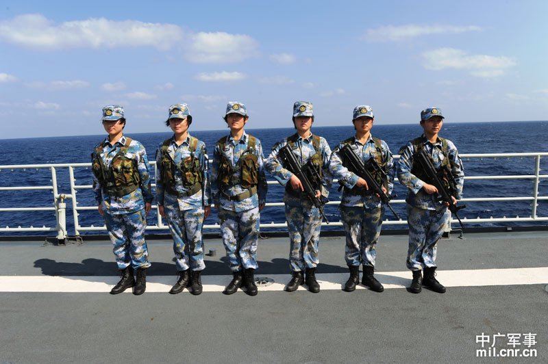 海军陆战队女兵登大舰赴南海训练