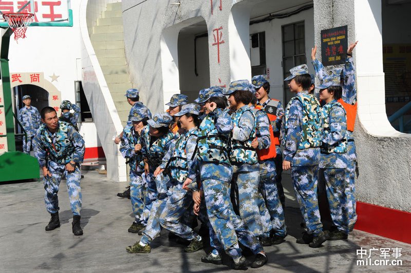 海军陆战队女兵登大舰赴南海训练