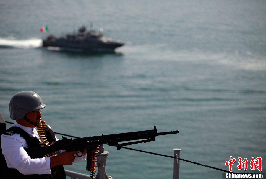 墨西哥举行海军纪念日阅兵演练