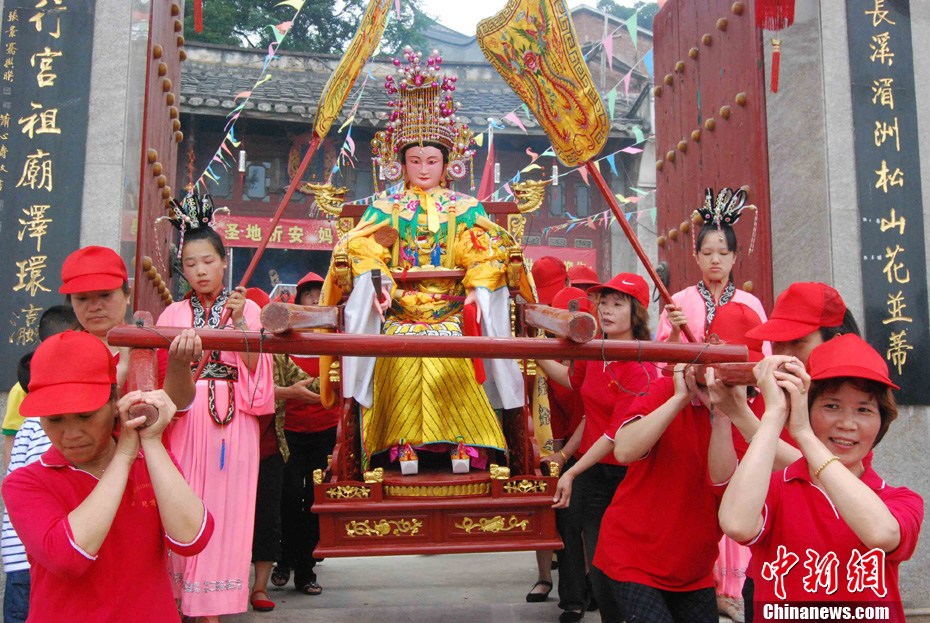 福建霞浦举行“妈祖走水”民俗活动