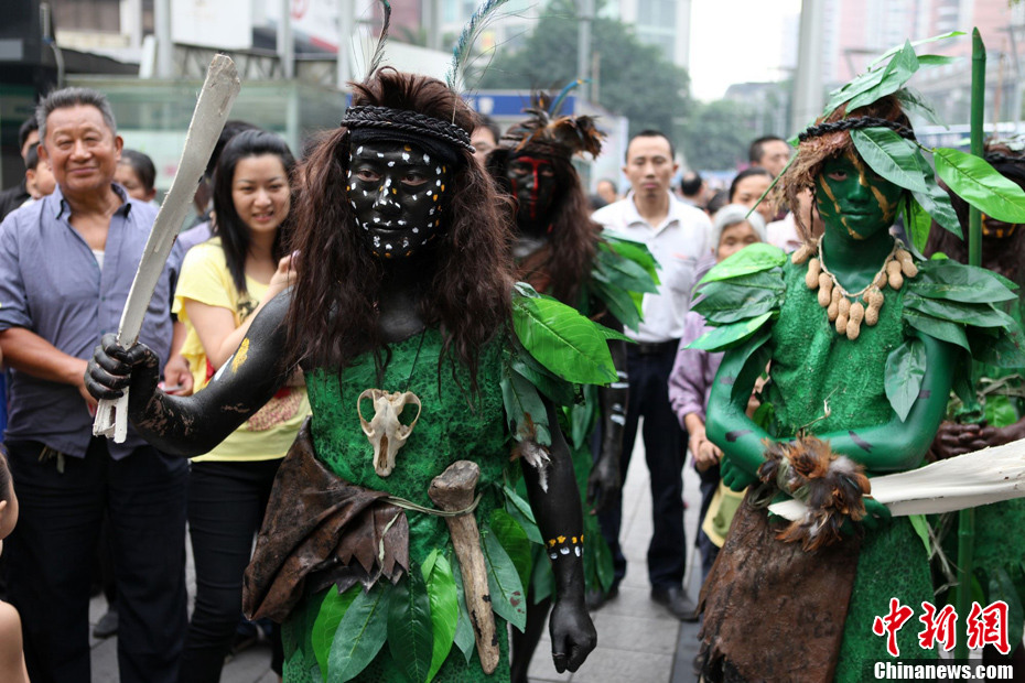 5名野人现身重庆街头闹端午