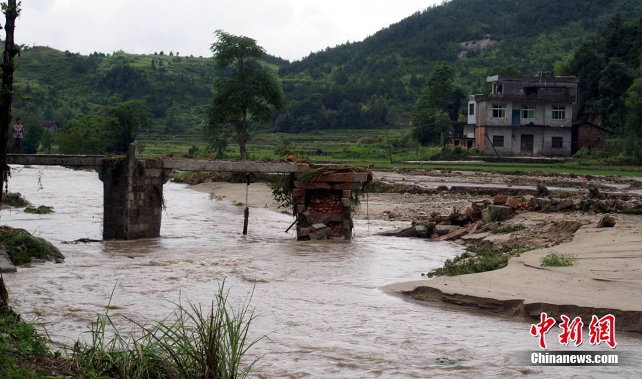 被洪水围困的江西修水县