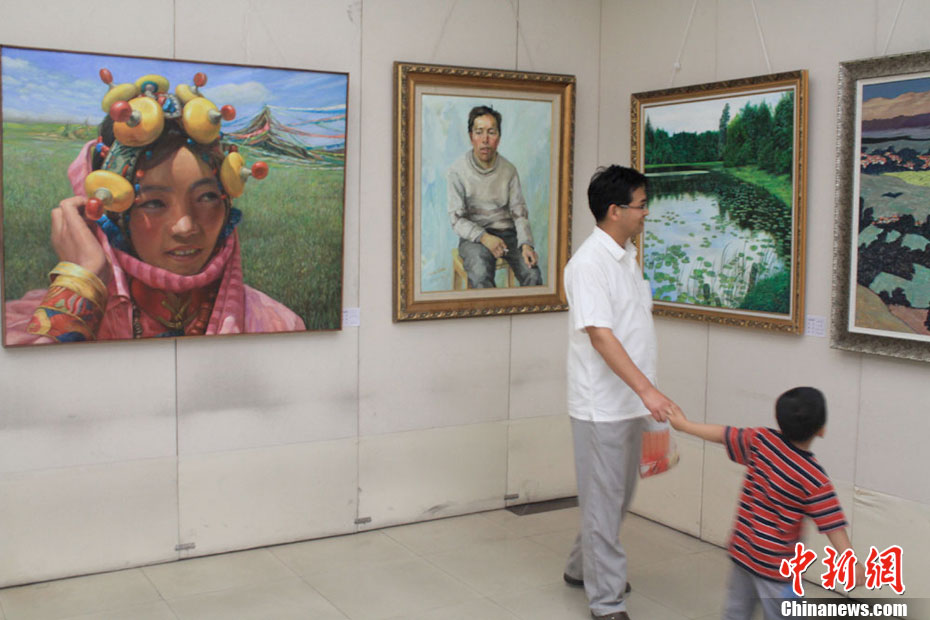 联合举办的"庆祝建党90周年甘肃省青年美术作品展"正在兰州美术馆展出