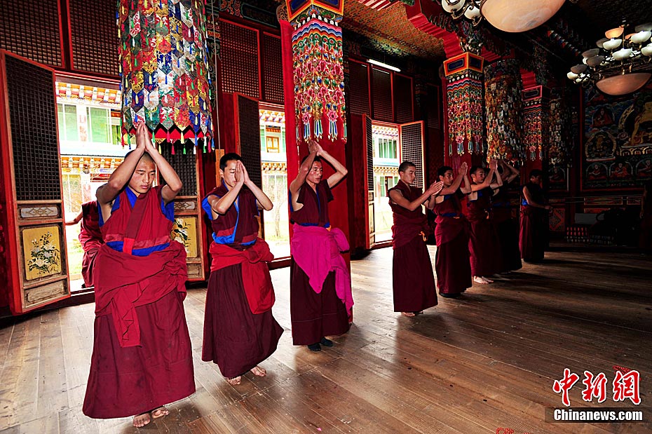 四川阿坝各莫寺的住宿制经学院