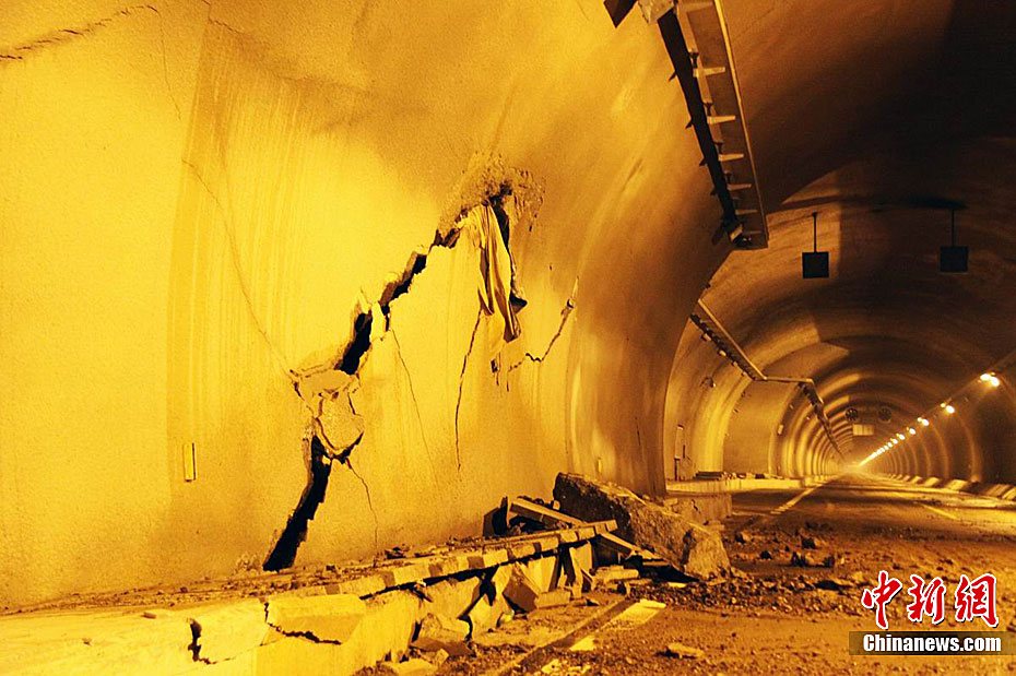 杭瑞高速公路江西九江至瑞昌段"南阳一隧"南线隧道壁出现裂缝漏水现象