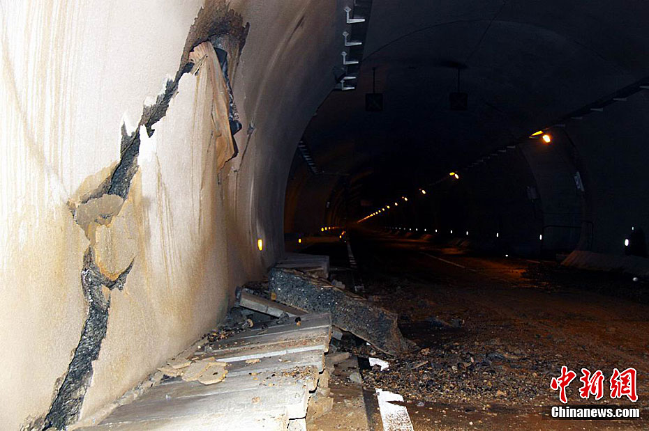 杭瑞高速公路江西九江至瑞昌段"南阳一隧"南线隧道壁出现裂缝漏水现象