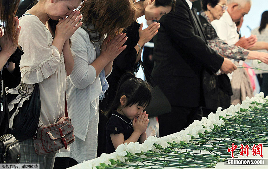 日本民众为地震和海啸遇难者祈祷