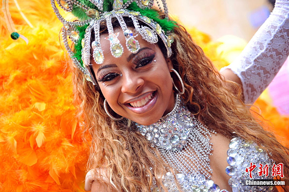 桑巴舞女郎深圳展异域风情