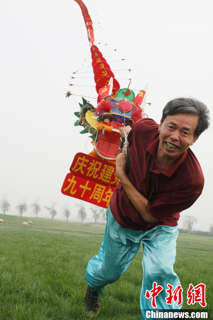 2011年6月28日,退休老人孙道峰在放飞庆祝建党90周年风筝.