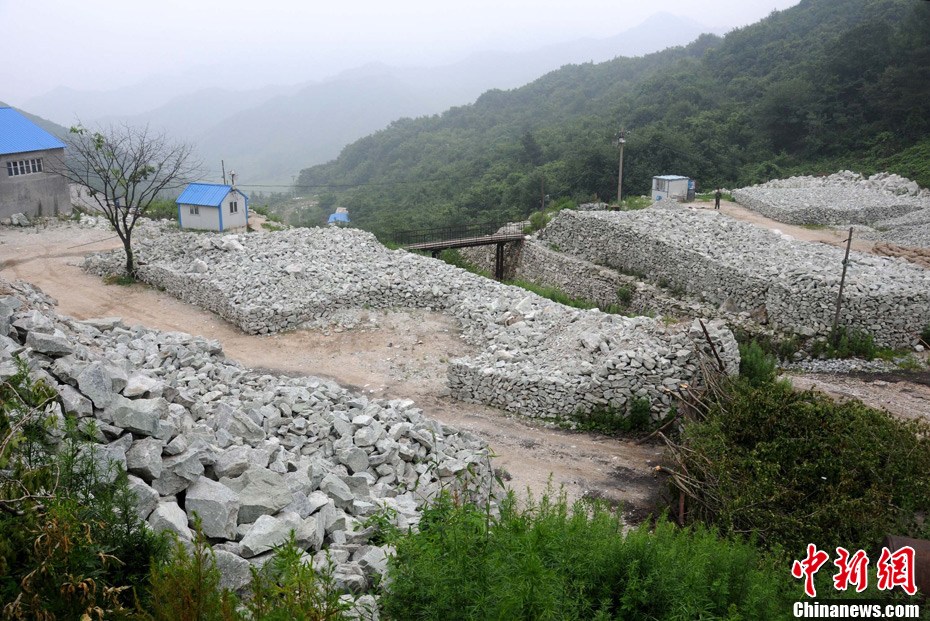 岫岩玉产地矿山的玉料堆积如山