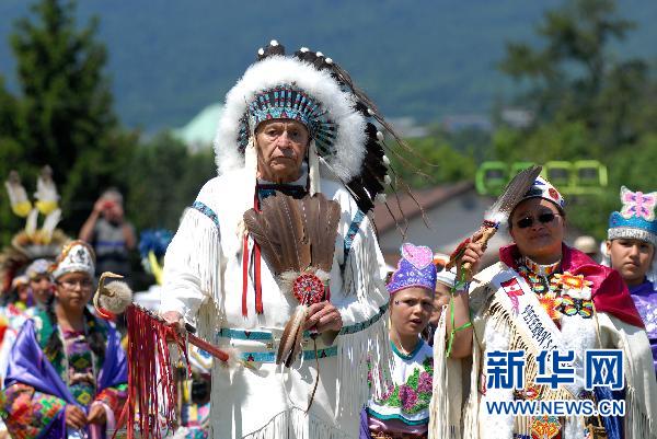 加拿大原住民举行传统狂欢活动