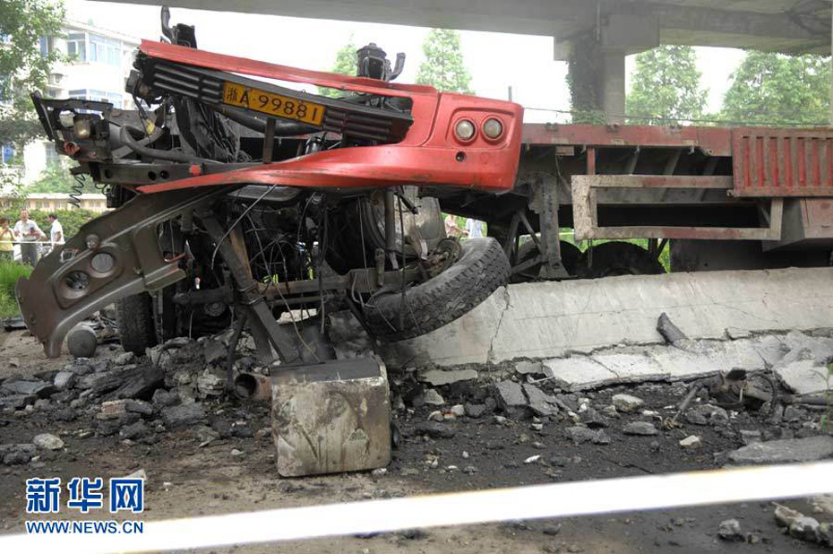 杭州钱江三桥辅桥部分桥面塌落一重型车坠落