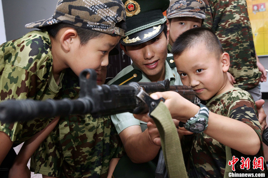 百余名太原小学生走进武警太原指挥学院,他们将吃军营饭,住军人宿舍