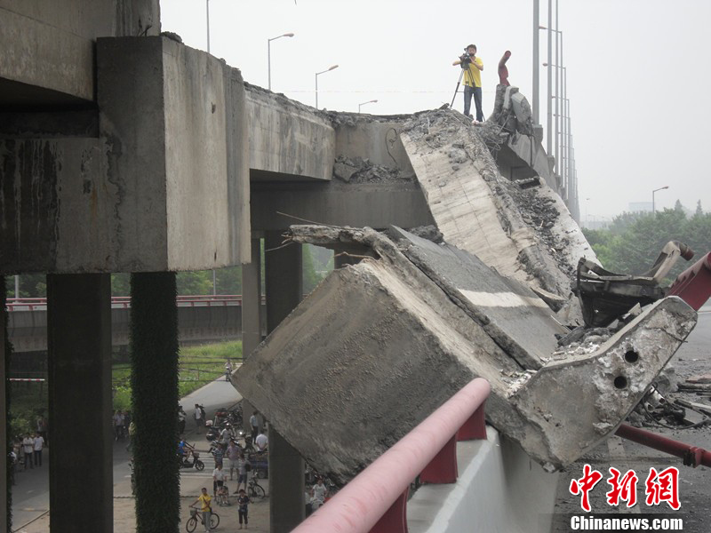 杭州钱江三桥辅桥部分桥面塌落一重型车坠落