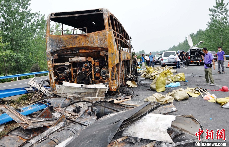 京珠高速一辆客车起火已有41人死亡