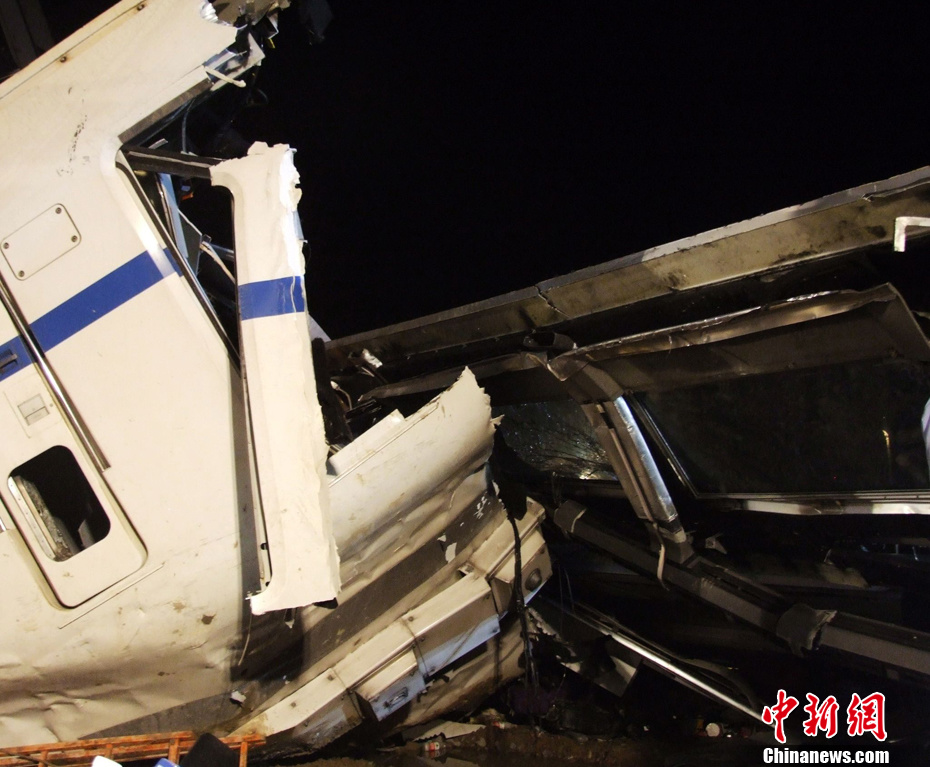 温州动车脱轨事故动车车体严重变形
