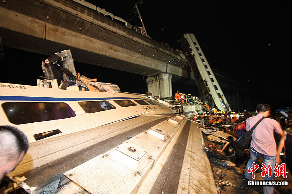 d301与d3115次动车发生追尾事故