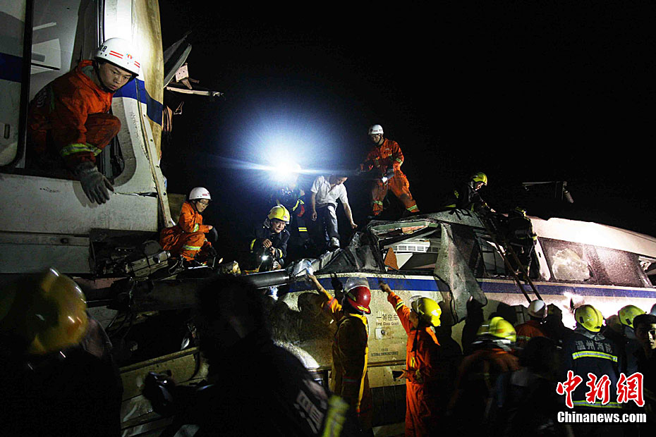 温州动车脱轨两节车厢掉落桥下