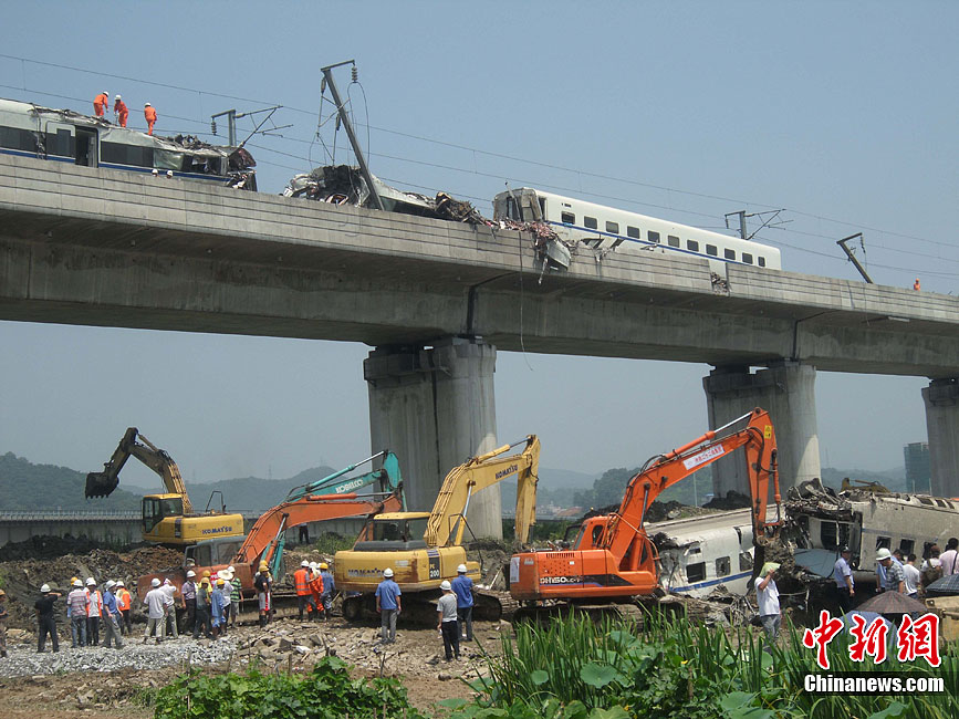 列车温州追尾脱轨造成240余人伤亡