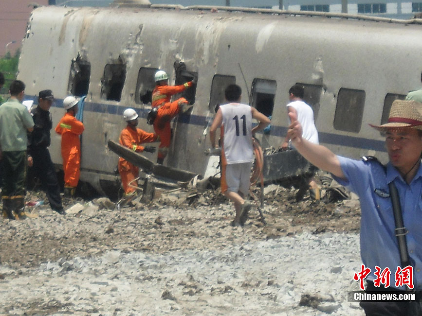 列车温州追尾脱轨造成240余人伤亡